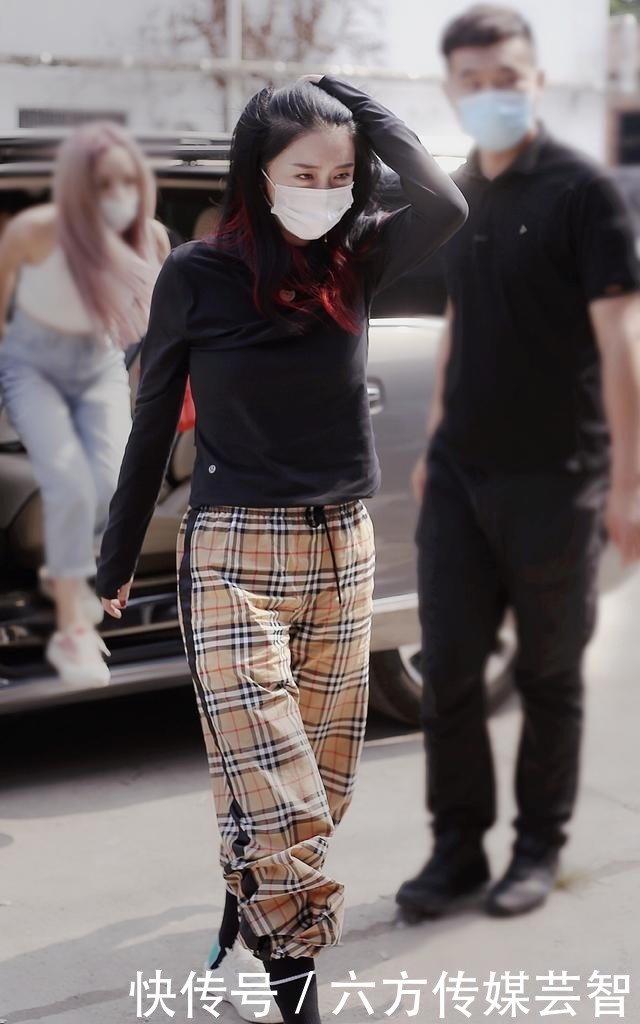 时髦|收起你的小白裙吧,今夏流行穿“几何裤”,时髦显瘦还高级