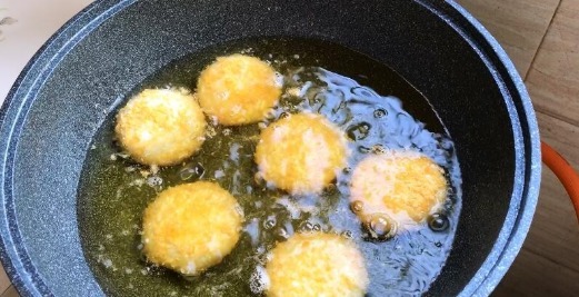 油炸|正宗油炸糕做法,糯米粉开水烫一烫,个个空心不塌陷,吃着不油腻