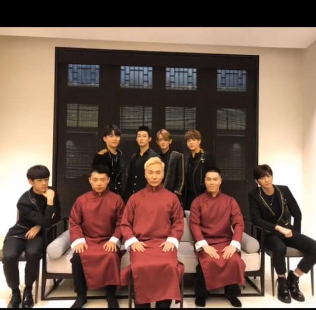 酸爽|马云请易燃装置吃饭,合影时表情成亮点,网友跟千玺混就是酸爽