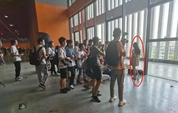 不雅|漫展接连上热搜,“jk女孩”的不雅动作不是摄影师放肆的理由