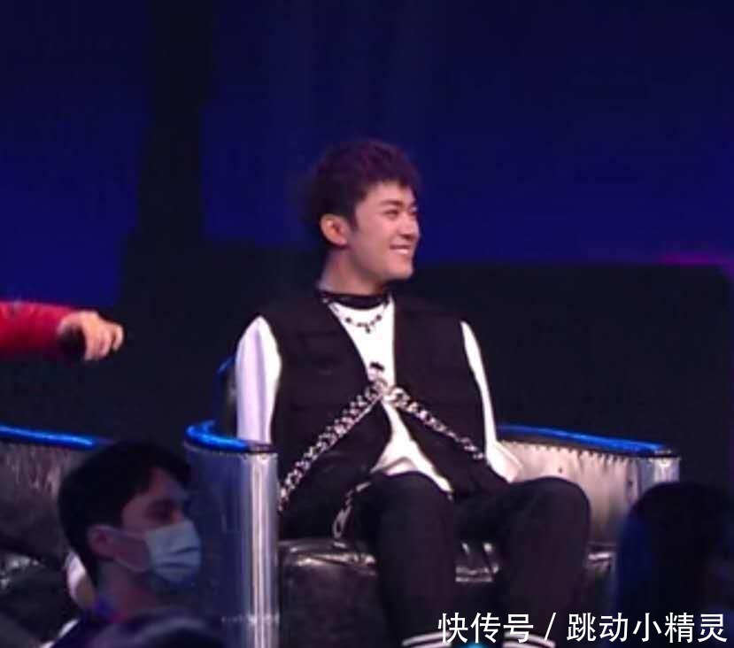 易烊千玺|《街舞3》总决赛易烊千玺坐姿慵懒,粉丝像极了在家看电视的我