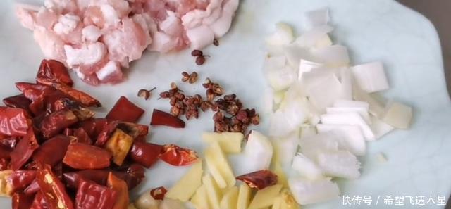  下入锅中|四季豆怎么做最好吃教你下饭做法，香辣开胃，太解馋了