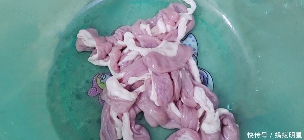  搅拌均匀|猪粉肠就是好吃，教大家简单这样做，脆嫩入味，难怪那么多人爱吃