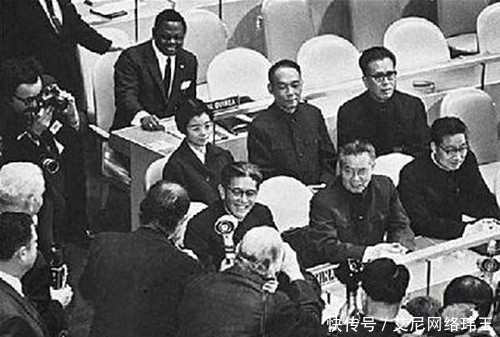 我国恢复联合国合法席位时的旧照,外交官仰面大笑,非洲国家鼓掌