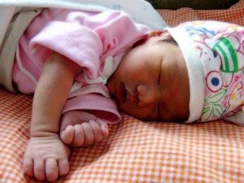 宝宝|新生儿“投降式睡姿”会累吗了解真相后,妈妈再也不给宝宝纠正了