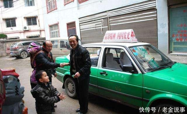  宝宝|出租车上宝宝一直哭，妈妈拿糖哄，司机看到娃的脚后果断报警