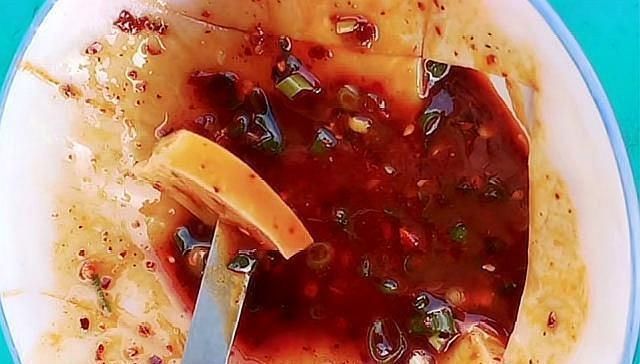 美食|大妈街边卖小吃,3元2个,打开锅盖竟是一堆碗,翻开后原来是它