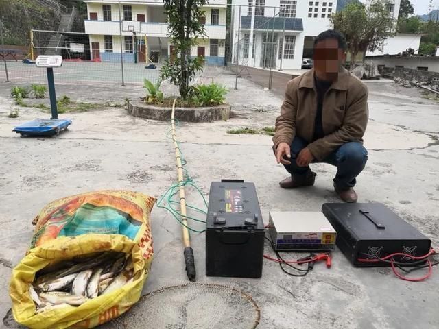  没收|顶风作案！禁渔期百色这13人非法电鱼，没收各种捕捞工具