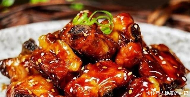 糖醋排骨|别馋邻居家糖醋排骨了!你也能做,只需5步,排骨既酸甜又酥脆
