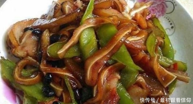 倒入|美食优选:奶油芋香南瓜、韭黄炒鸡蛋、榴莲薄饼、香焖猪耳的做法