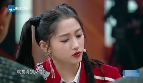  季节目|《王牌对王牌》关晓彤讲述自己亲身经历时，谁注意到华晨宇在做什么