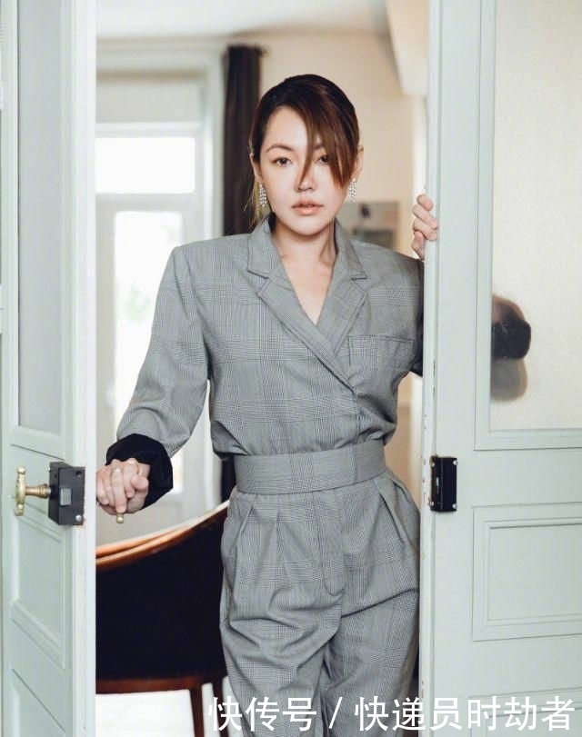 穿出|小S素颜走机场,休闲装竟能穿出时尚范儿,洒脱随性还有气场