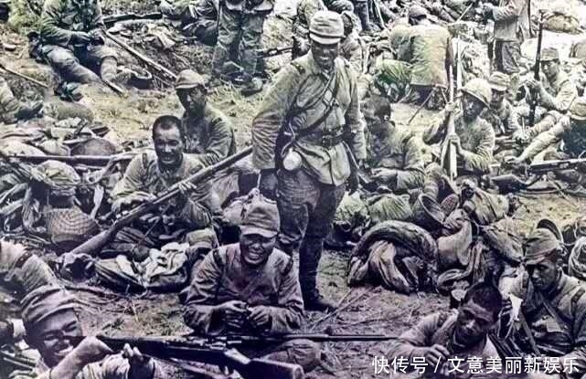  滚成|日军侵略中国时的真实照片：在农田钓到大鱼，在草堆里滚成一片