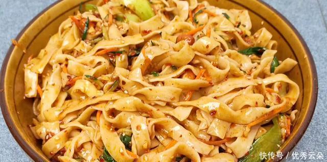 诀窍|凉面怎么做才好吃,诀窍全在调料汁,满满一大碗不够吃