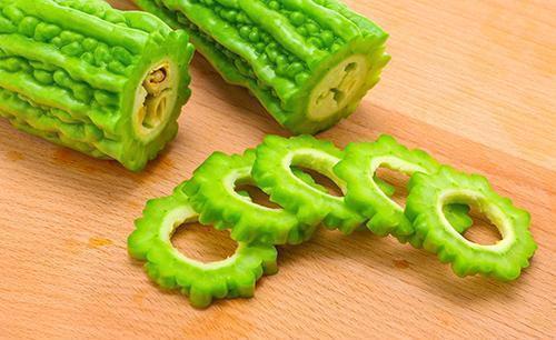  鸡蛋|苦瓜最正确的吃法，不炒蛋，不凉拌，学会这做法，我家孩子抢着吃