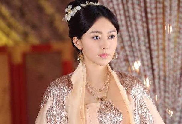  评价|赵薇听到“配角脸”生气，杨紫曾被宋丹丹劝退，配角脸赵丽颖逆袭