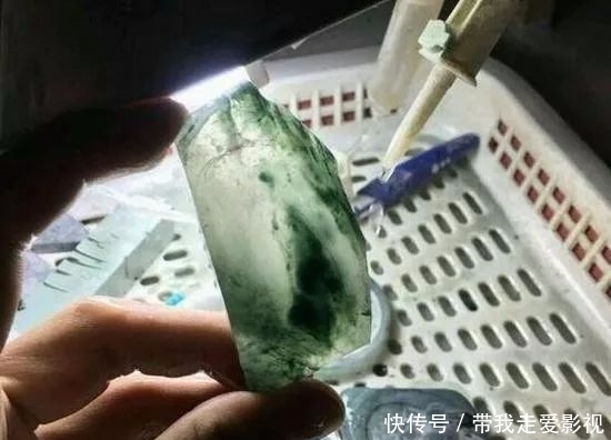  裂成|28000买的翡翠赌石，切开这个翡翠赌石里面裂成狗了