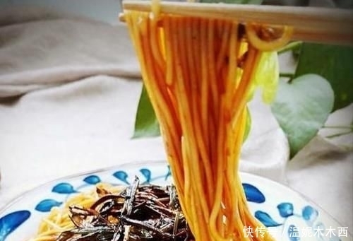  黄瓜|一碗葱油两碗面，简单一拌唇齿留香，黄瓜丝搭配，健康营养吃不够