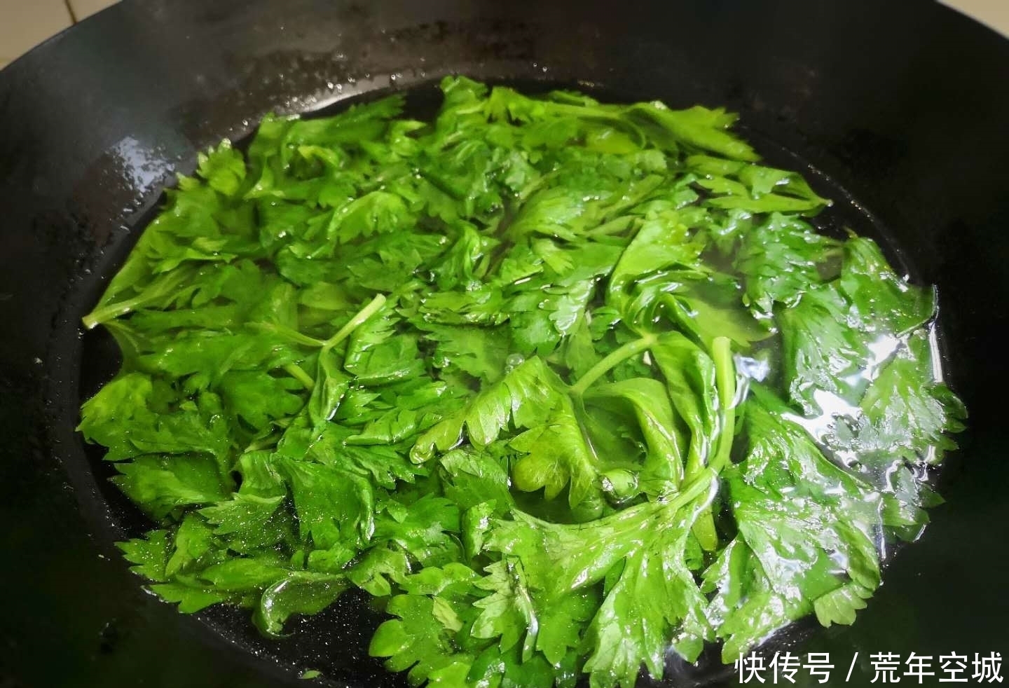 比茎|这菜叶子比茎更营养，扔了太可惜，加入鸡蛋，随手一炒太好吃了！