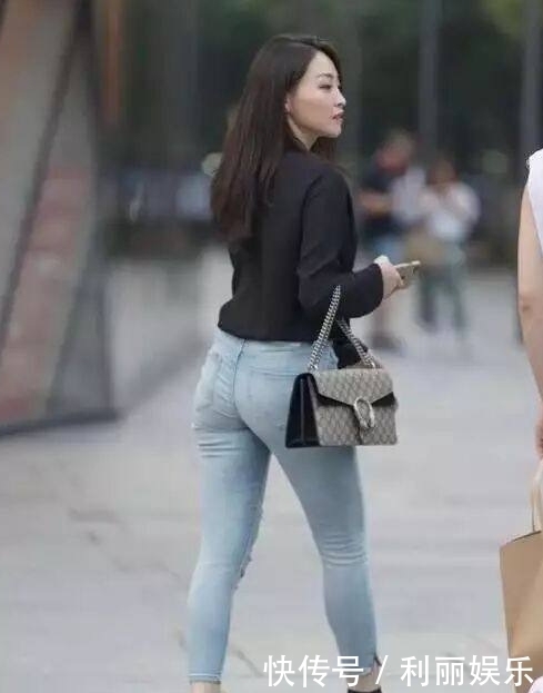  美女|街拍：时尚的紧身牛仔裤美女，彰显成熟魅力！
