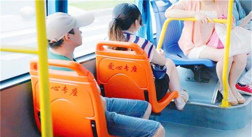 强迫|孕妇强迫5岁儿童让座，女乘客挺身讨公道，话语让人佩服