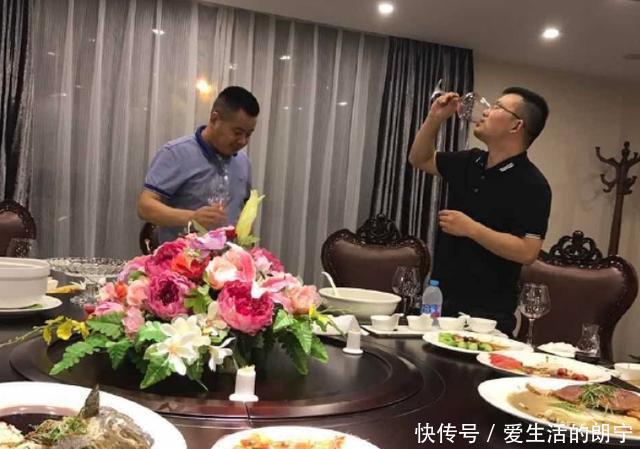 半夜醒来|为什么有人喝完酒半夜起来找水喝,有那么渴吗?看完解释,明白了