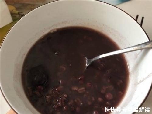 红豆黑米粥|它是“穷人的燕窝”,坚持每周食一碗,皮肤水嫩发光,面膜钱省了