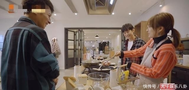  家族|吴昕在节目中下厨，虽然动作生疏，但是快乐家族其他人的反应却