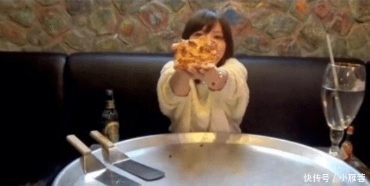 打败|日本大胃王,直播吃82寸披萨,被旁边水杯打败了,网友:老套路