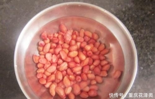 花生米|炒花生米时,先倒油还是先倒花生?老农祖传方法,花生酥脆不走潮!