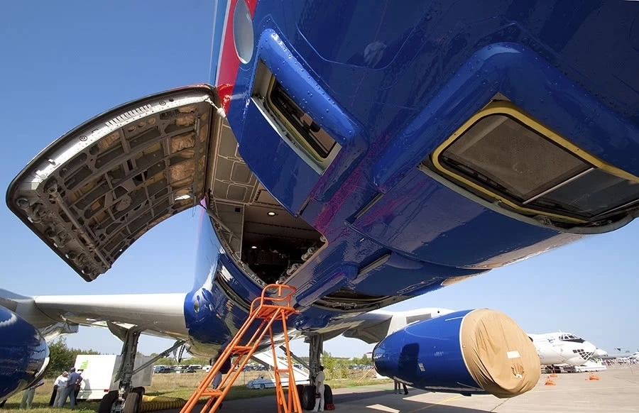 小时|这个军事强国终于出手，大型侦察机飞抵美秘密基地，盘旋了6小时