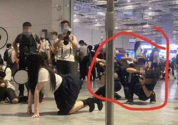不雅|漫展接连上热搜,“jk女孩”的不雅动作不是摄影师放肆的理由