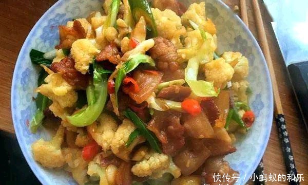  入锅中|炒花菜时，万万别直接下油锅！多加“1步”，花菜又香又脆！