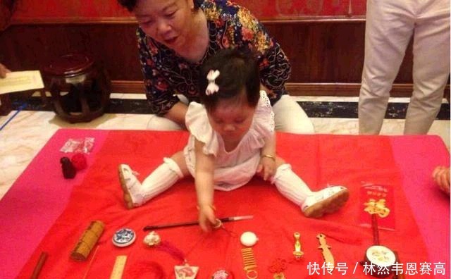 孙子|宝宝抓周,爷爷随手放下一个“八条”,孙子直奔而去,全家人黑脸