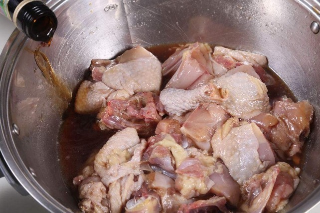 炖鸡|炖鸡时,有人焯水有人直接炖?都错了!这才是炖鸡最正确的做法