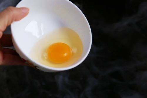 出沫|水煮荷包蛋,千万不要水开下锅,多加这几步,鸡蛋圆嫩完整不出沫