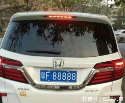 交警|男子217万拍下粤F88888车牌, 看到他的座驾, 交警忍不住拦车