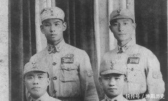 当场|土匪: 把钱交出来, 此人说没钱, 土匪打开行李后, 却当场跪下了