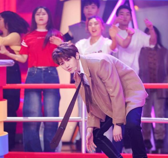  许佳琪|快本预告播出，许佳琪三字告白蔡徐坤，蔡徐坤却说吓死了