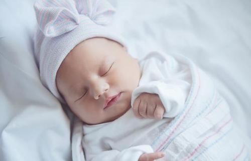 孩子奶奶|“妈,娃睡了”,宝宝喝完母乳就睡,奶奶及时查看,救了孩子一命