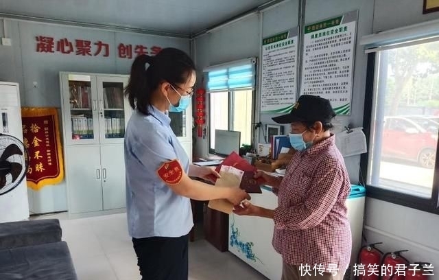 礼物|奶奶准备把房过户给孙子当作结婚礼物 结果房产证等贵重物品丢失了