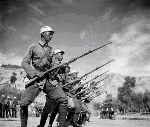 八路军|抗战中，国民党将军们学的游击战教材，竟是21岁的八路军战士写的！