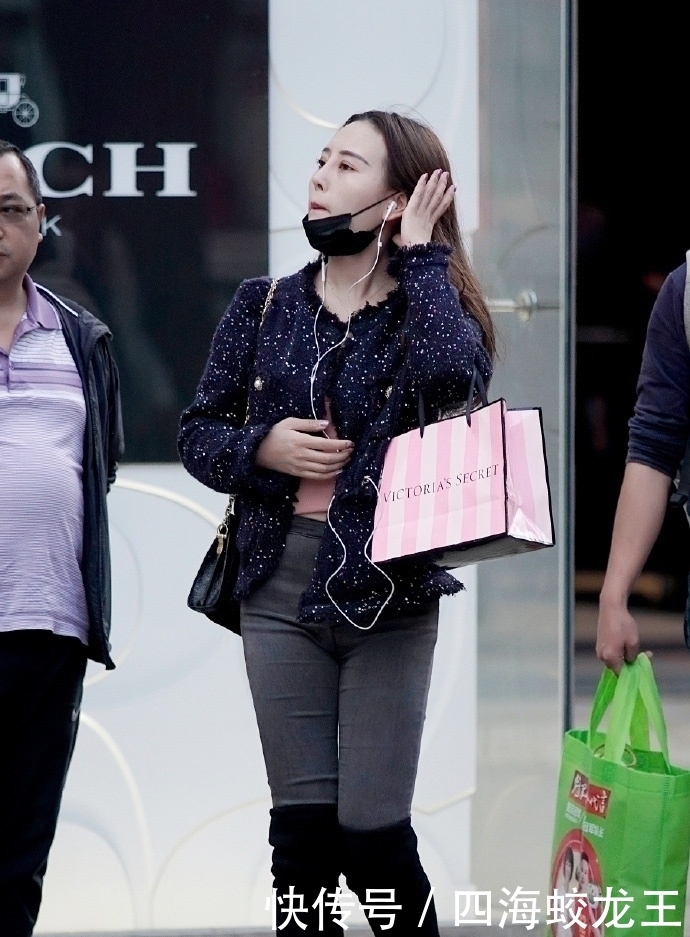  效果很惊艳|街拍：长发美女搭配时尚牛仔裤，秀纤细长腿很有网红风格