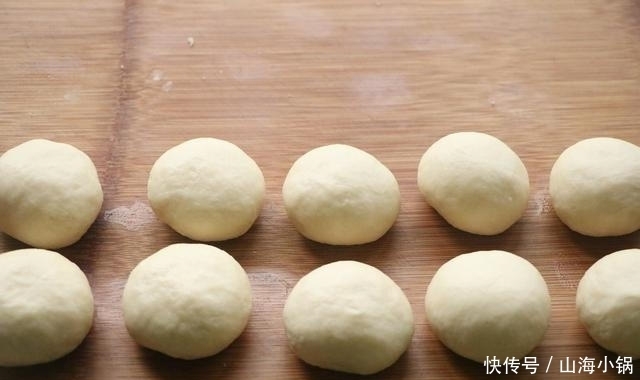 食材|家里有面粉试试新做法,层次多又酥脆,食材简单,做法一看就会