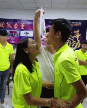 围住|搞笑GIF：带柴犬出门结果被一群妹子围住了