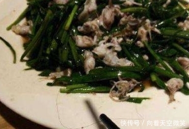女子|女子菜里发现头发，要求饭店赔偿，到厨房看到厨师后瞬间尴尬了