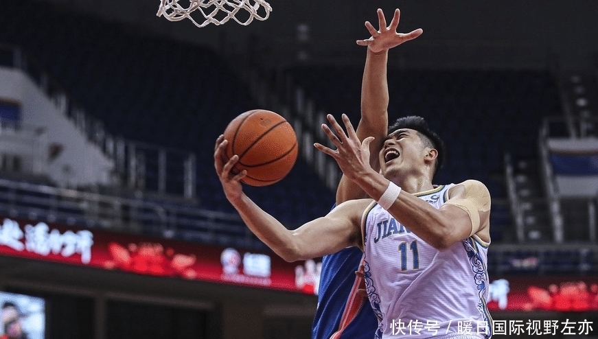 短板|奉献精彩暴扣!2米10杜锋爱将表现出彩拿下10+5,但短板仍然明显