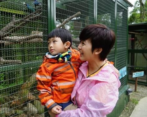  童星|她是香港“最火童星”，黄家驹、张国荣的“妹妹”，现在怎样了