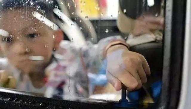  湖南|又一幼儿被遗留车内丧命！应该如何避免？