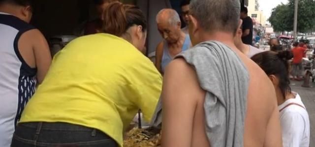 摆摊|大妈摆摊卖这种小吃,每位6元,吃完还能打包,看到真面目懵圈了